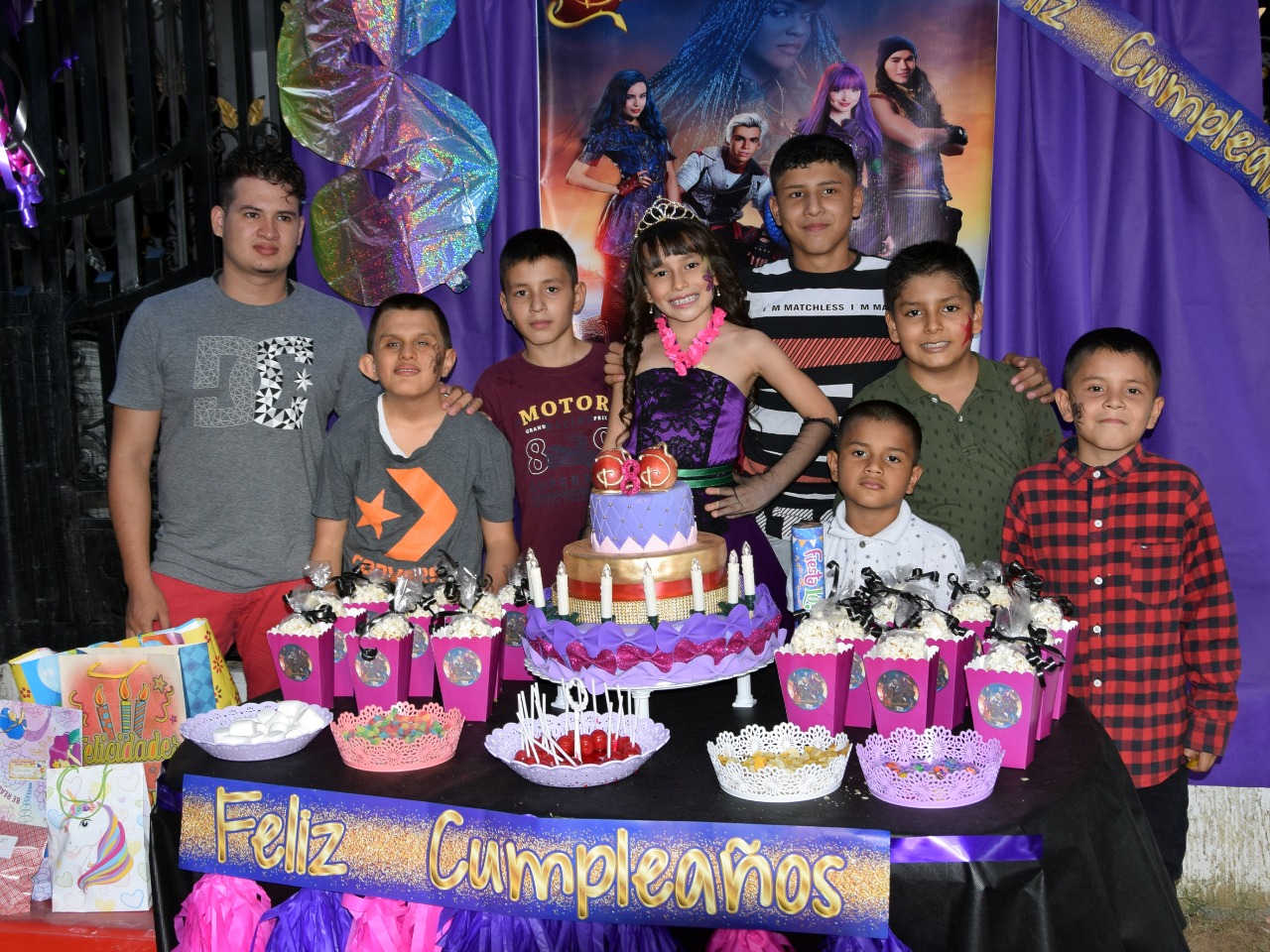 Cristian Bedoya, Juan Diego Bedoya, Junior Roa, la cumpleañera, Miguel Reina, Julián Roa, David Roa y Daniel Roa.